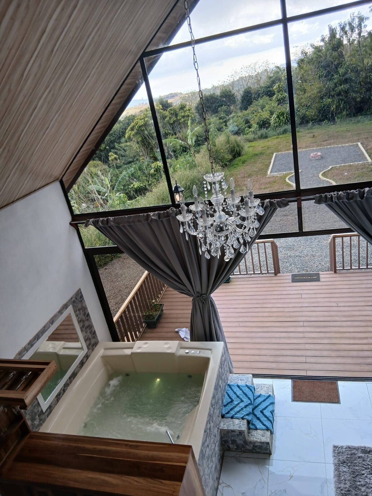 Bañera de hidromasaje cubierta