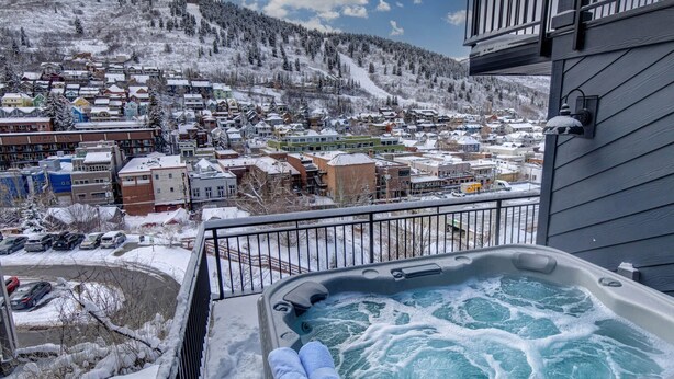 Un bain à remous avec vue sur une ville enneigée.