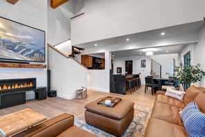 Smart TV, caminetto, tavolo da calcetto