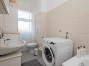 Hair dryer, towels, soap, toilet paper - La Dolce Darsena - Your Milan Escape near Navigli and Duomo (Milano)
