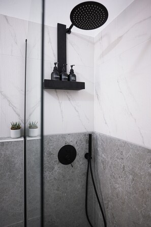 Shower, hair dryer, towels, soap - Lysé Athens -Timeless Escape Beneath the Acropolis (Athina)