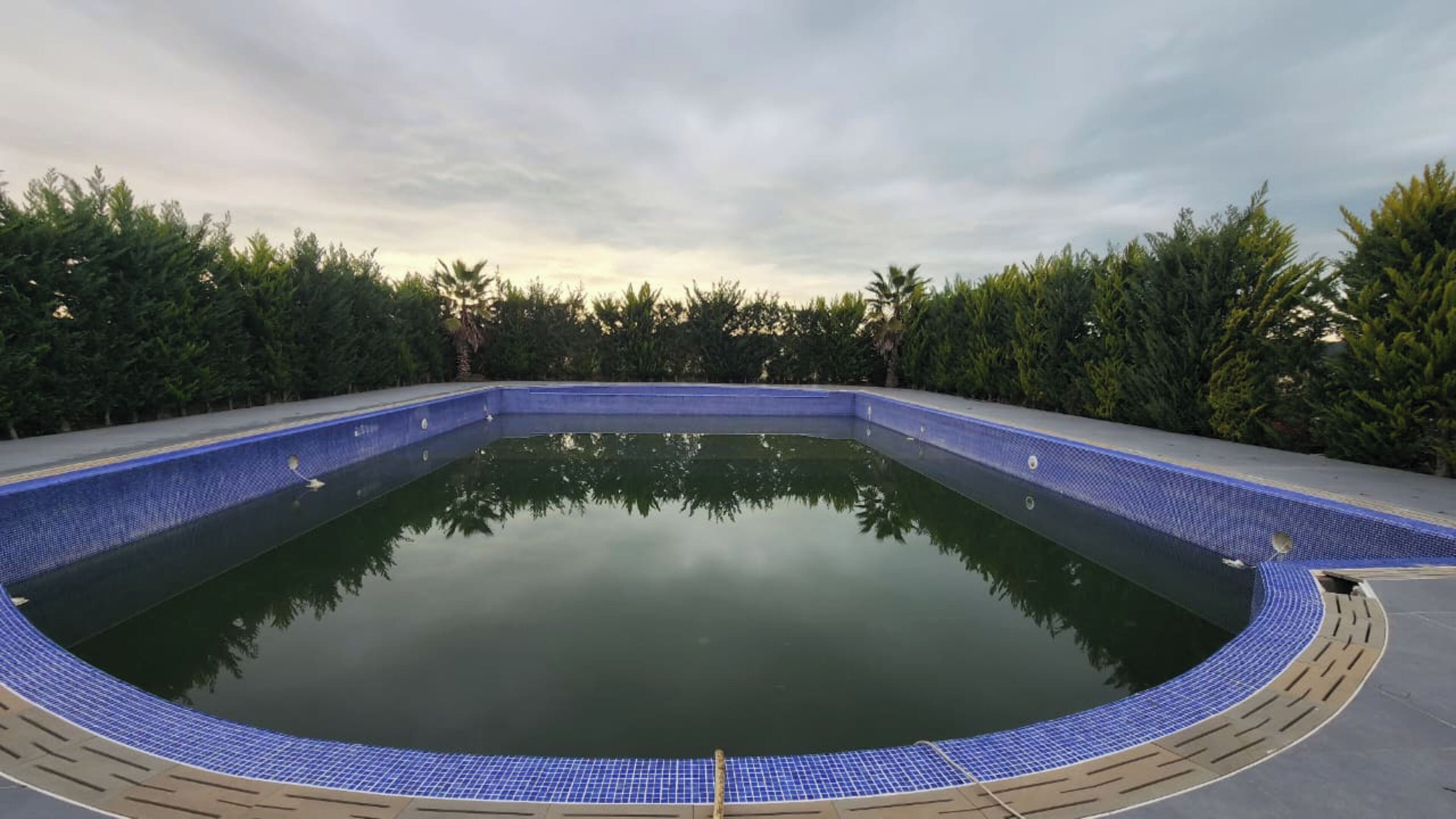 Una piscina al aire libre de temporada