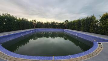 Una piscina al aire libre de temporada