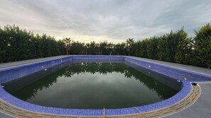 حمّام سباحة خارجي موسمي