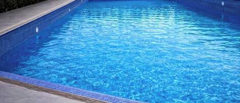 Kauden mukainen ulkouima-allas