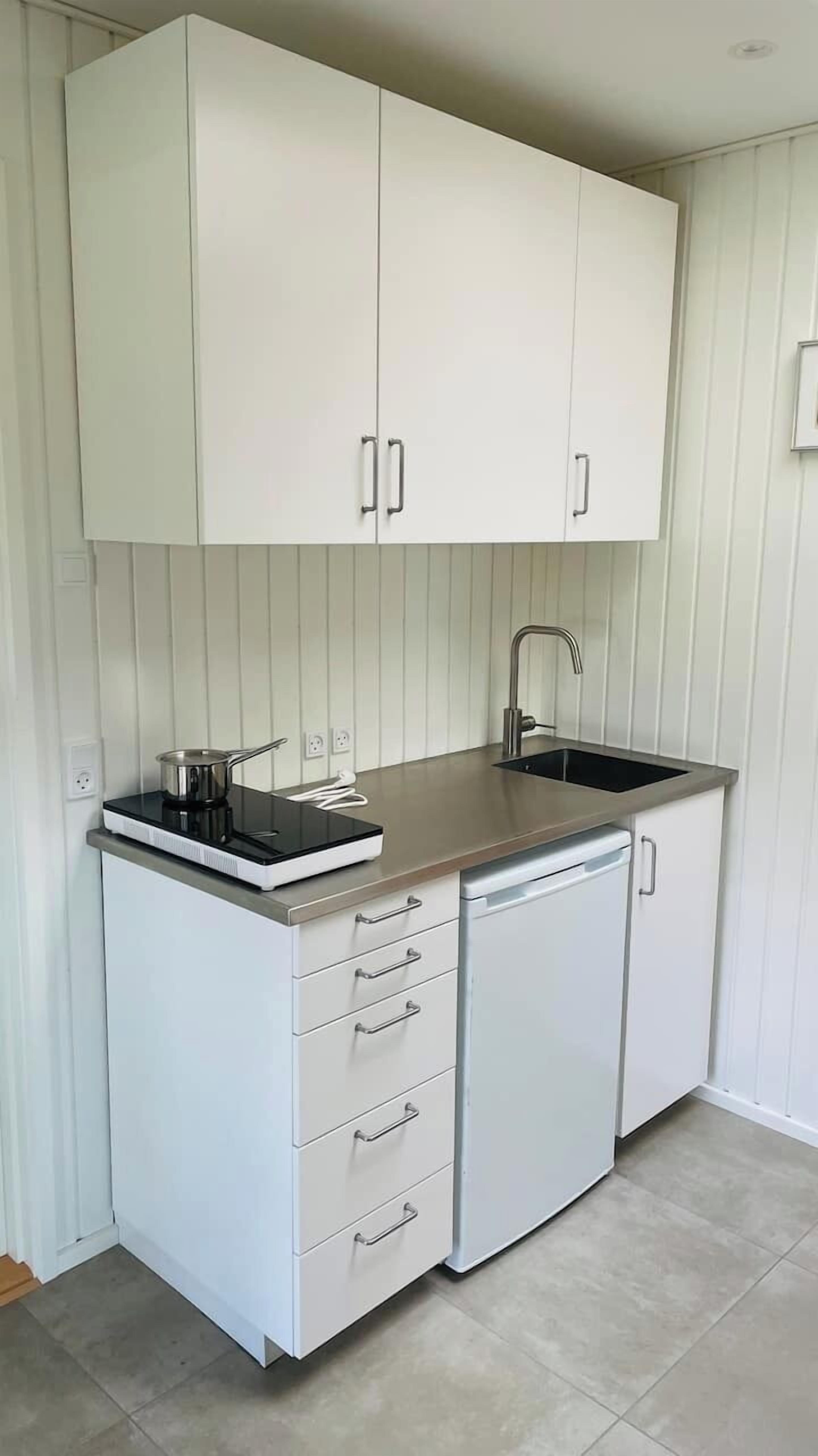 Fridge, microwave, dishwasher, cookware/dishes/utensils