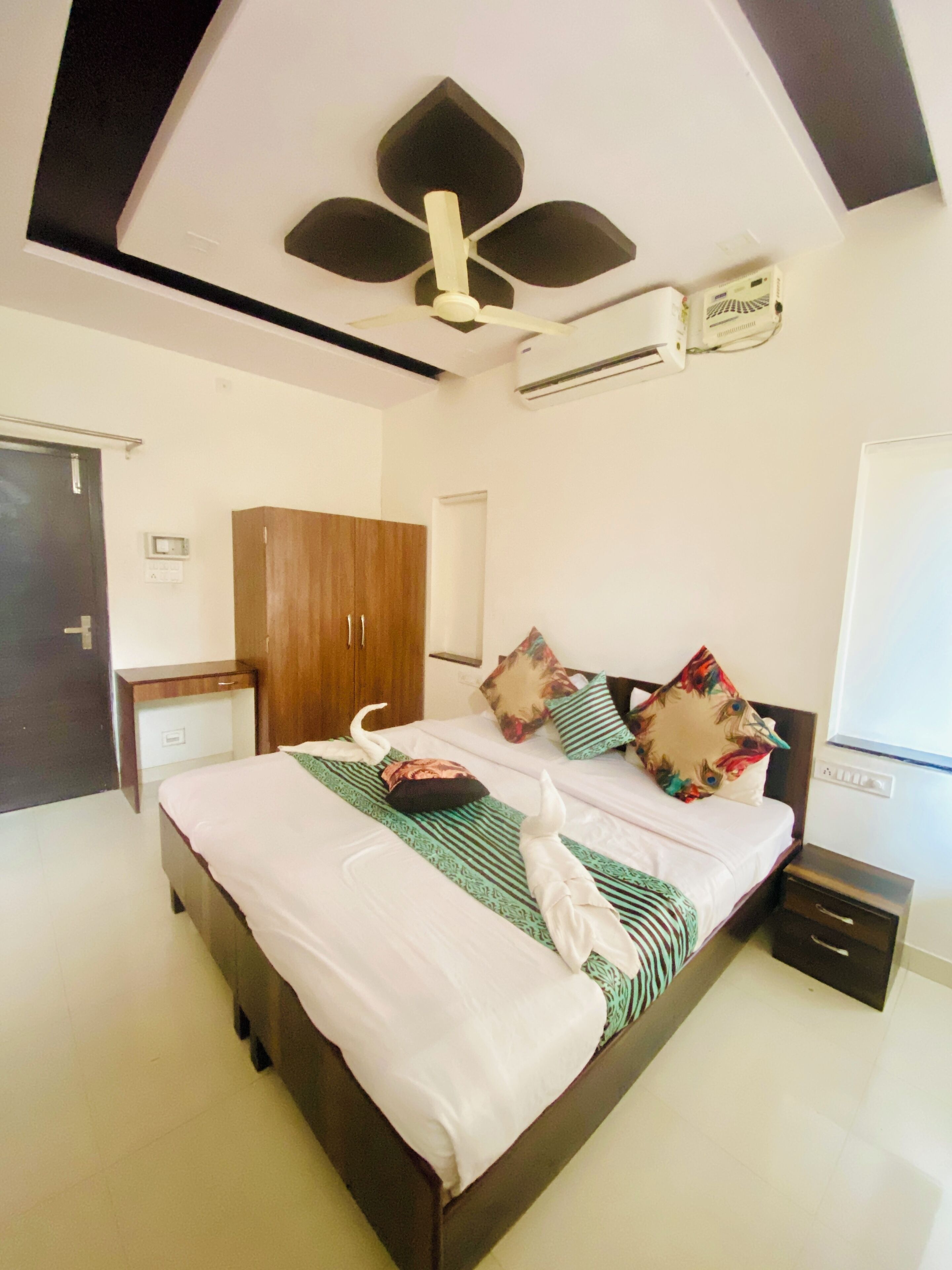 Family Double or Twin Room, Hill View | Desk