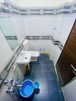Towels, soap, shampoo, toilet paper