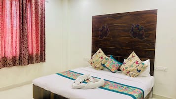 Deluxe Double Room | Desk