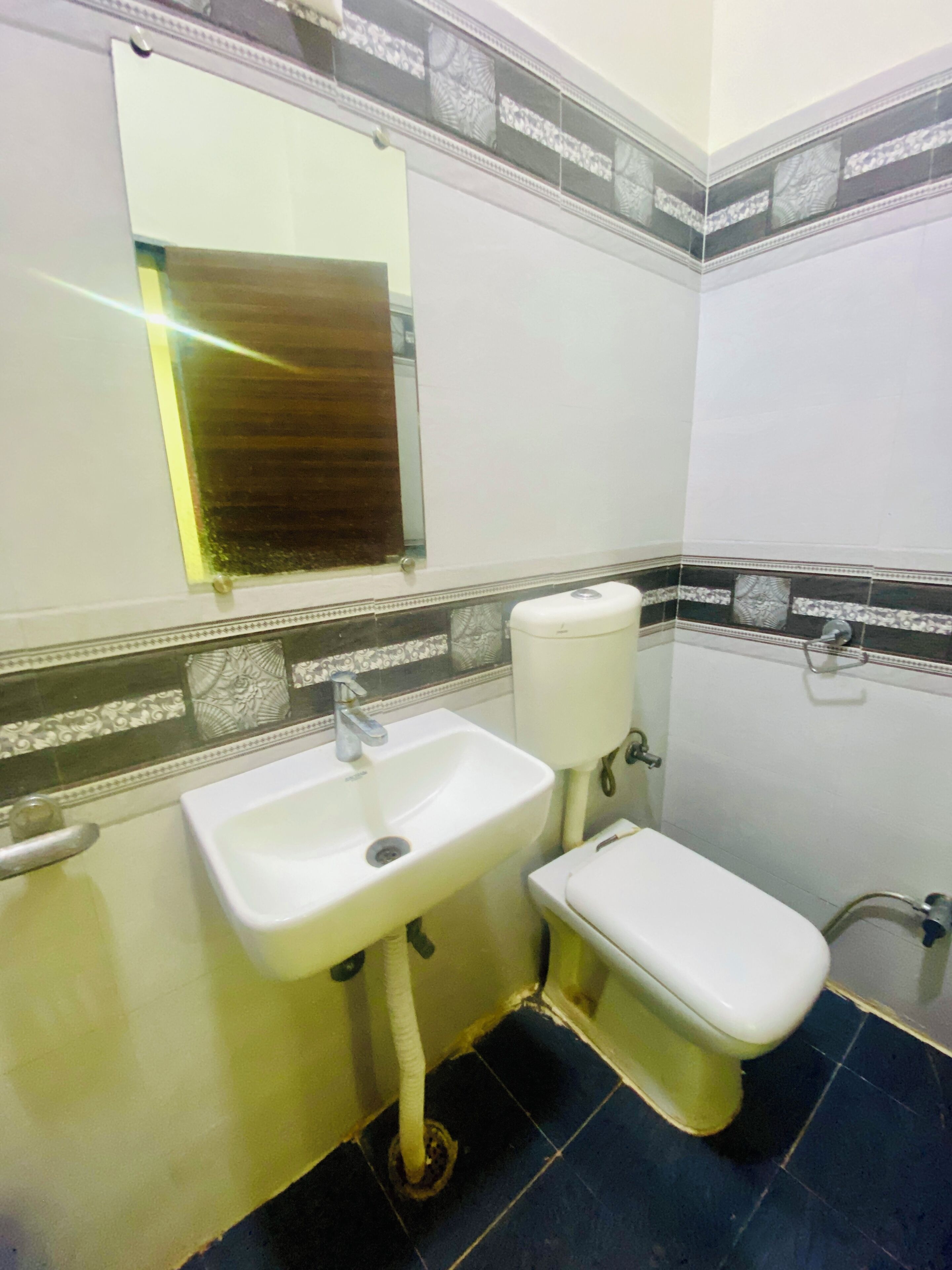 提供毛巾、番梘、洗頭水、廁紙