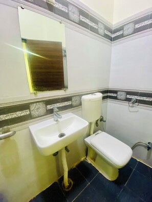 提供毛巾、番梘、洗頭水、廁紙