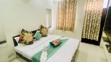 Habitación familiar con 1 cama matrimonial o 2 individuales, vista a la colina | Escritorio