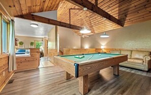 Games room - Cozy Bear Cabin - Privacy - Whirlpool Tub - Fireplace - Pools - Sleeps 6 (Gatlinburg)