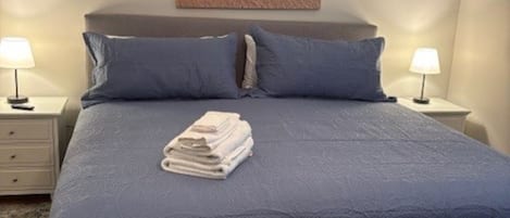 2 slaapkamers, een strijkplank/strijkijzer, gratis wifi, beddengoed