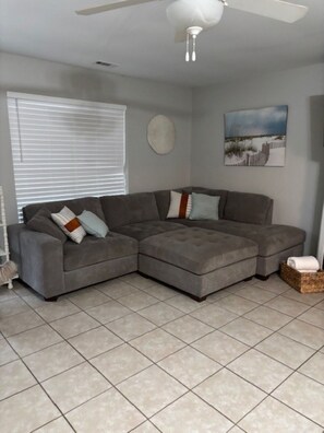 TV - The Cypress House Cozy 2-bedroom townhome mins from Pairs Island (Port Royal)