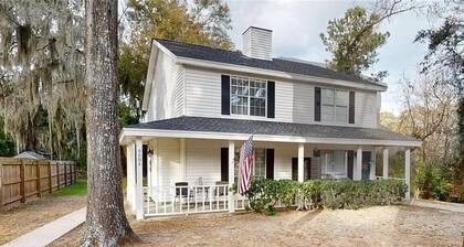 The Cypress House Cozy 2-bedroom townhome mins from Pairs Island