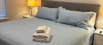 The Cypress House Cozy 2-bedroom townhome mins from Pairs Island