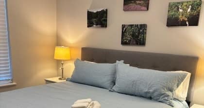 The Cypress House Cozy 2-bedroom townhome mins from Pairs Island