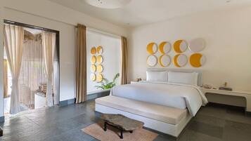 Luxury-Suite, Terrasse, Gartenblick | Zimmersafe, Schreibtisch, laptopgeeigneter Arbeitsplatz