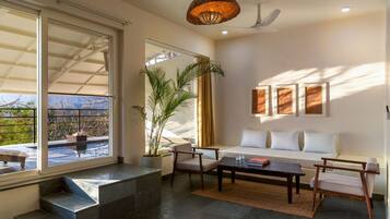 Luxury Suite, Patio, Garden View | Interior