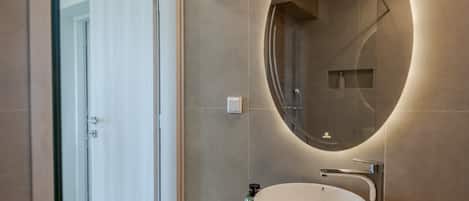 Apartment, Balkon, Meerblick | Badezimmer