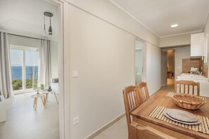 Departamento, balcón, vista al mar | Restaurantes