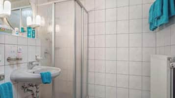 Basic-Doppelzimmer, Bergblick | Badezimmer