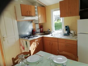 Private kitchen - Rental mobilhome camping les Tamaris (Saint-Pierre-d'Oléron)