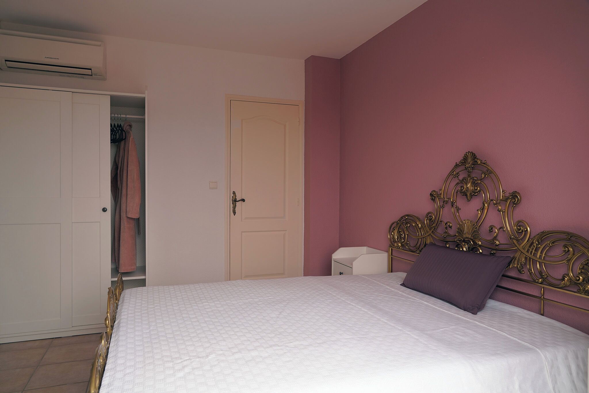 Iron/ironing board, internet, bed sheets