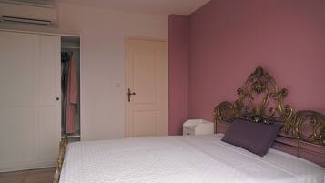 Iron/ironing board, internet, bed sheets