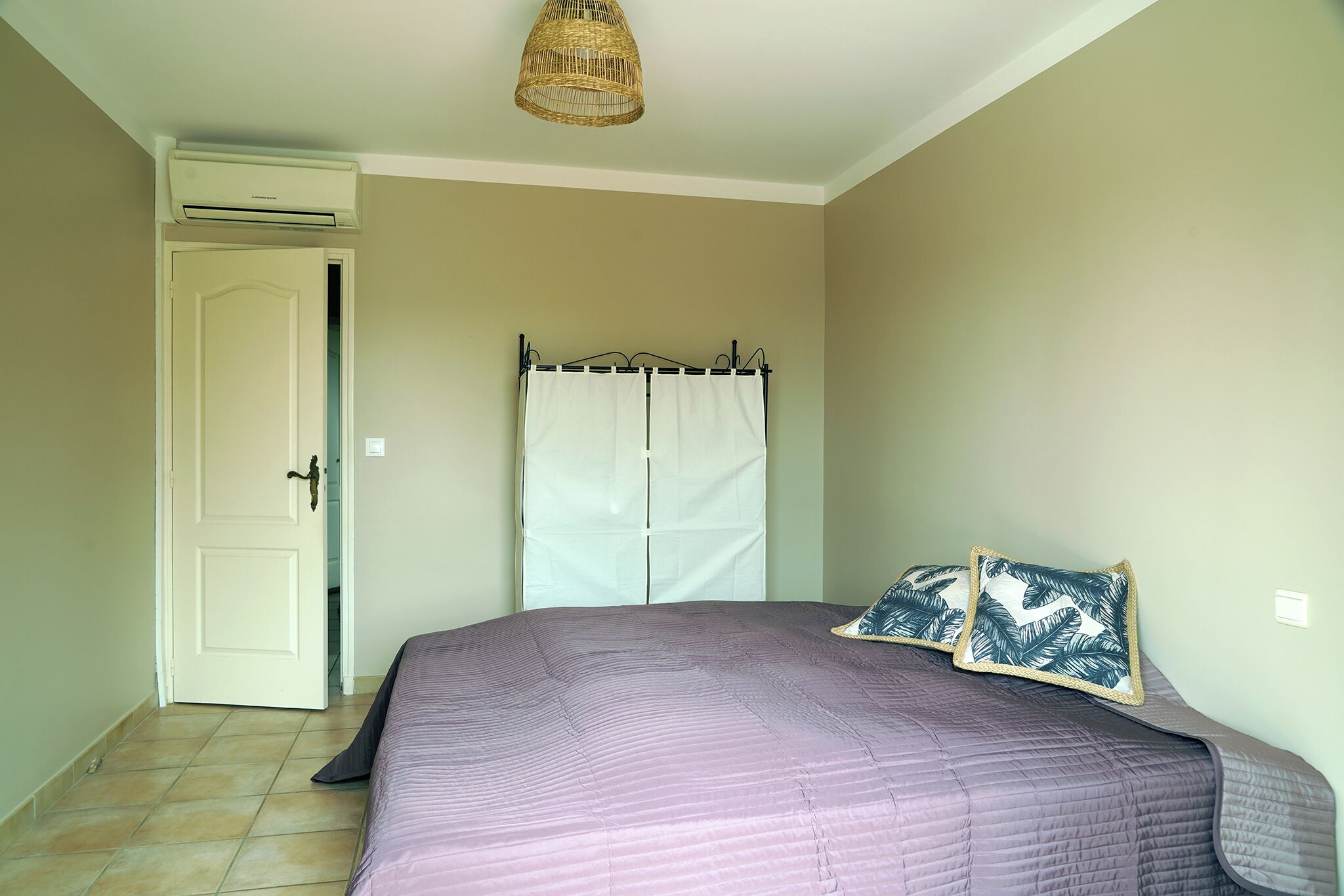 Iron/ironing board, internet, bed sheets