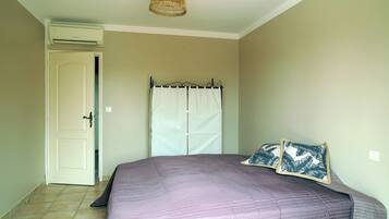 Iron/ironing board, internet, bed sheets
