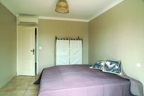 Iron/ironing board, internet, bed sheets