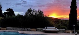 Vacations by the pool with a view over the Etang de La Palme and the sea
