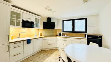 KĂŒhlschrank, Mikrowelle, Ofen, Herdplatte