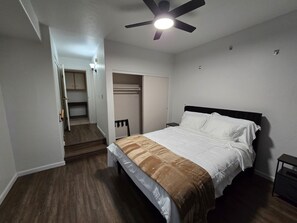 2 habitaciones, tabla de planchar con plancha, wifi y ropa de cama 