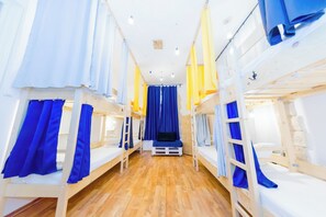Iron/ironing board, Internet, bed sheets - Entire huge 3-bedroom apartment-hostel in the heart of Bucharest (București)