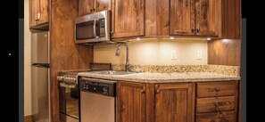 Microwave, oven, stovetop, dishwasher - Mountain Resort with 1 bedroom and AC in brilliant Gatlinburg (Gatlinburg)