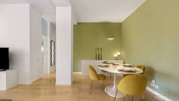 Apartment, 2 Schlafzimmer, barrierefrei, Balkon | Esszimmer