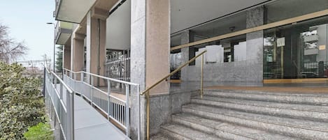 Lejlighed - 2 soveværelser - handicapvenligt - balkon | Udvendig detalje