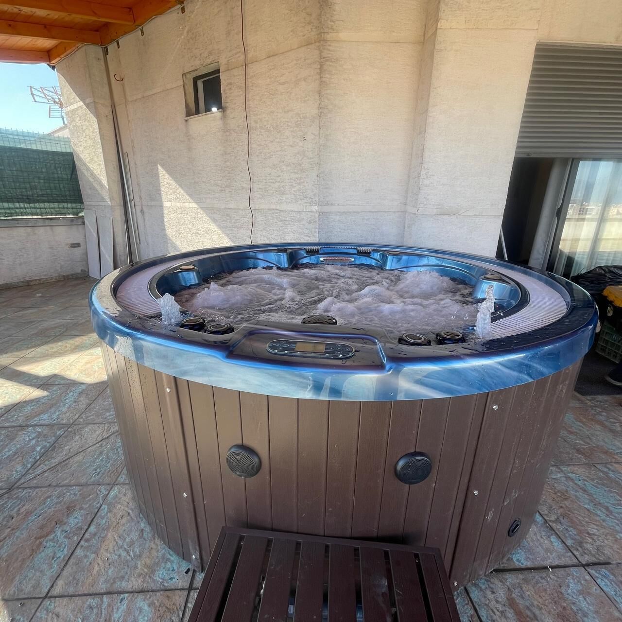 Tina de hidromasaje al aire libre