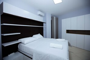 5 habitaciones, escritorio y tabla de planchar con plancha 