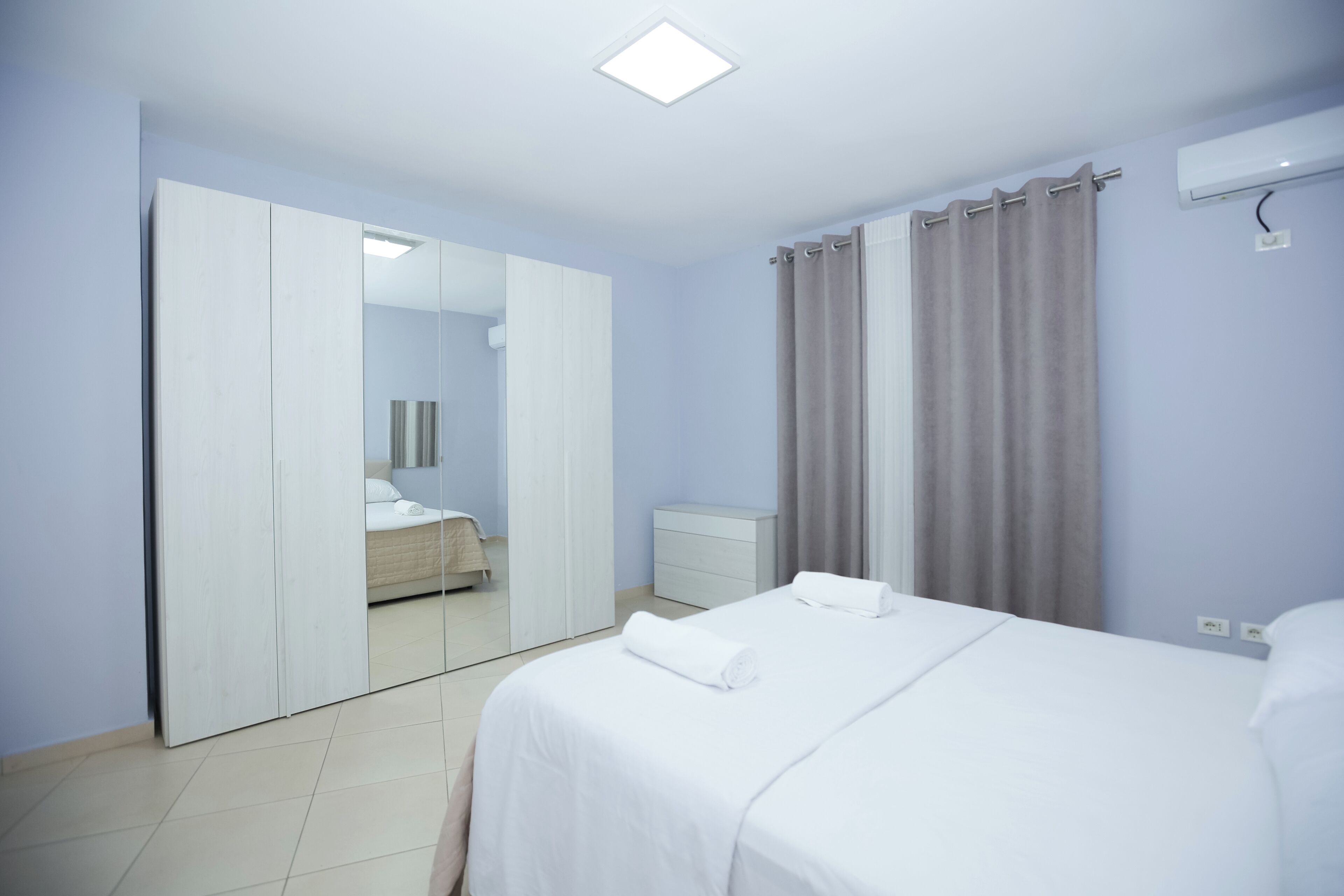 5 bedrooms, desk, iron/ironing board, travel crib