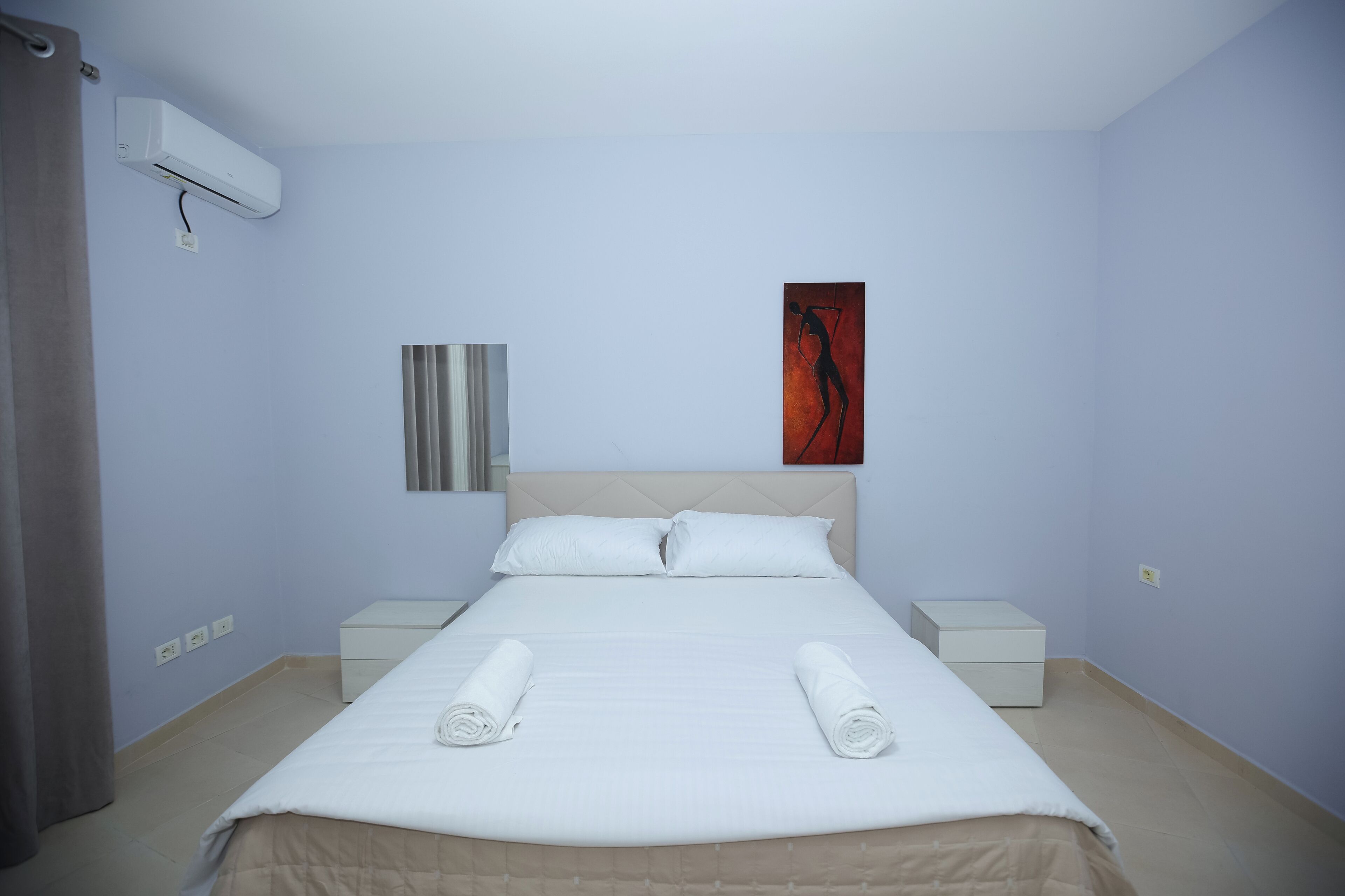 5 bedrooms, desk, iron/ironing board, travel crib