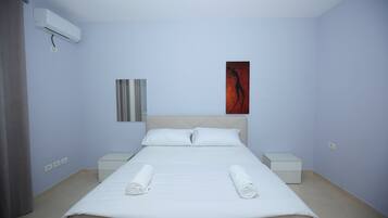 5 bedrooms, desk, iron/ironing board, travel crib