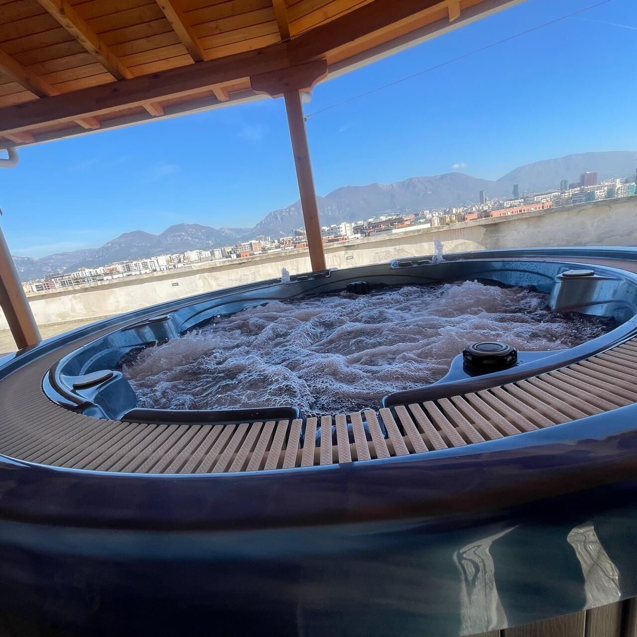 Tina de hidromasaje al aire libre