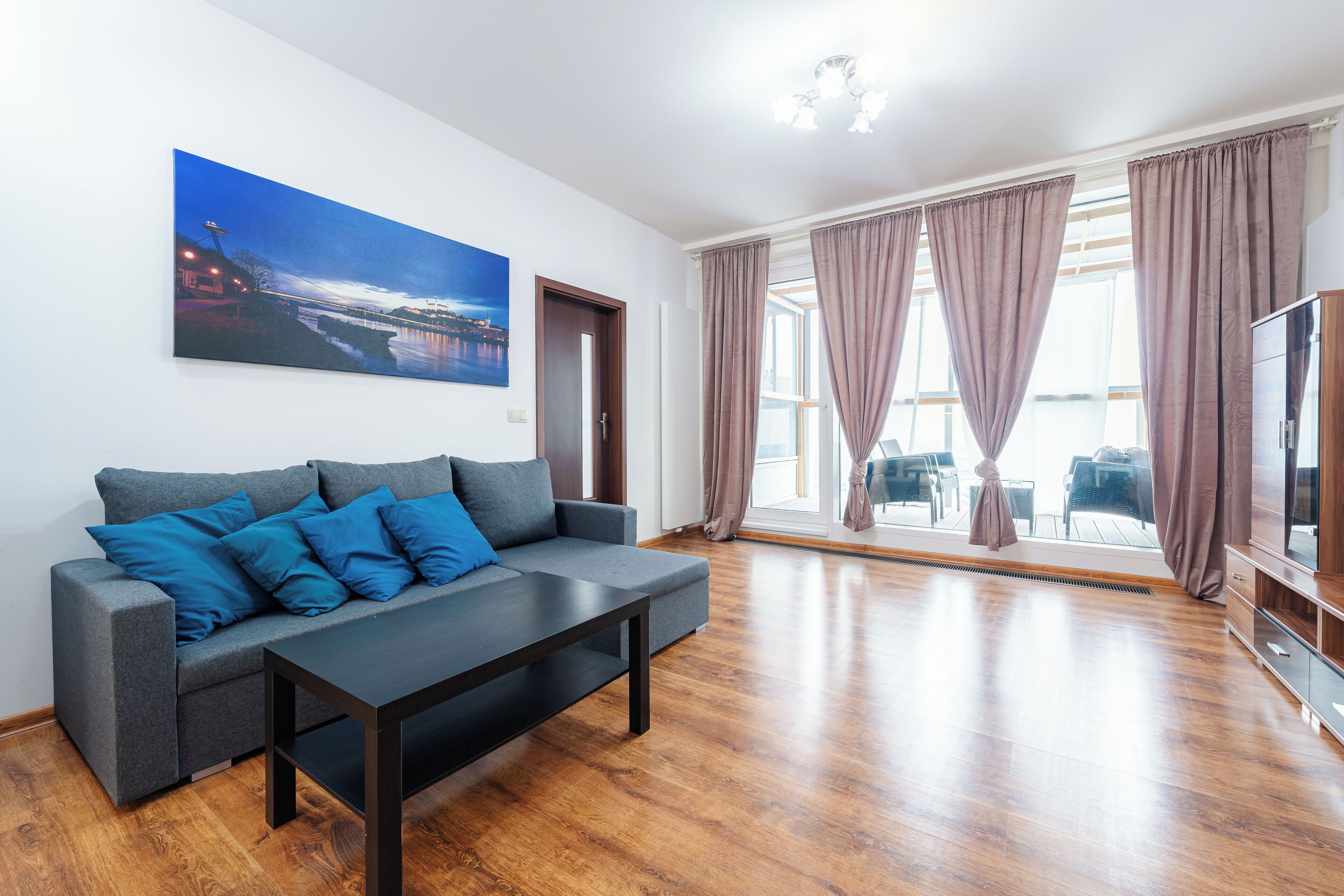 Smart-tv en een computerscherm