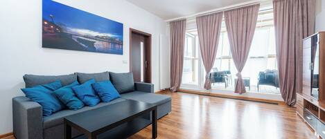 Smart-tv en een computerscherm