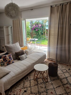 TV, fireplace - Les Fougères - Comfortable house in Le Tévelave (Les Avirons)