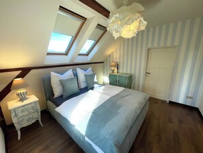 3 bedrooms, free WiFi, bed sheets - Design apartment in the Sternkopf-Engel-Villa (Oederan)